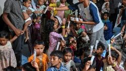 Un gruppo di sfollati del Myanmar in Bangladesh