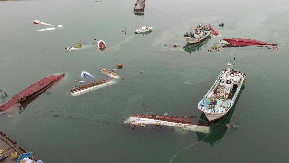 Foto aérea mostra barcos virados no porto da cidade de Suzu, província de Ishikawa, em 3 de janeiro de 2024, depois que um grande terremoto atingiu a região de Noto, na província de Ishikawa, no dia de Ano Novo. (Foto de Fred MERY/AFP)