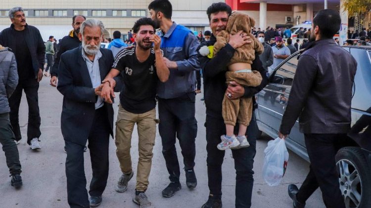 Verletzte nach dem Attentat vor dem Krankenhaus von Kerman