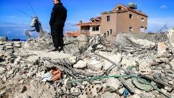 Un hombre entre los escombros de los edificios destruidos en los ataques contra la ciudad de Naqura, en el sur del Líbano, cerca de la frontera con el norte de Israel
