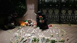 Flores foram depositadas no local das explosões, perto do cemitério em Kerman