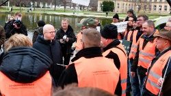 Protestierende Bauern in Stuttgart diskutieren mit Michael Theurer (FDP)