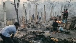 Zniszczenia dokonane przez pożar w obozach uchodźców z ludu Rohindża w bangladeskim Koks Badźar, 7 stycznia 2024 r.