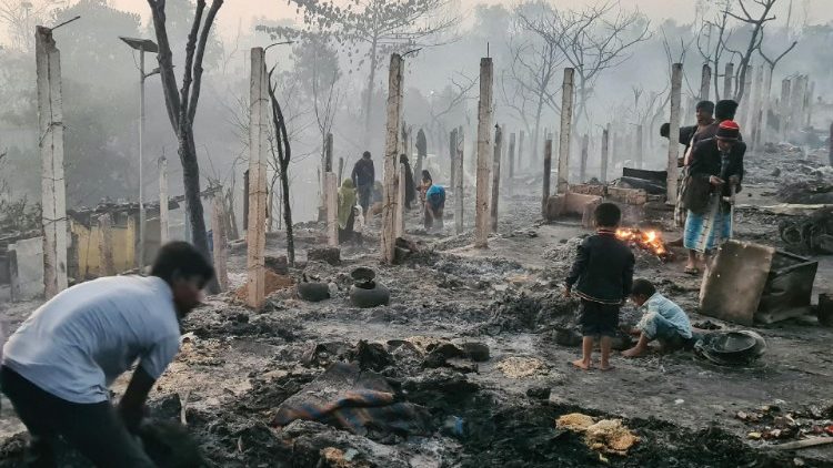 Zniszczenia dokonane przez pożar w obozach uchodźców z ludu Rohindża w bangladeskim Koks Badźar, 7 stycznia 2024 r.