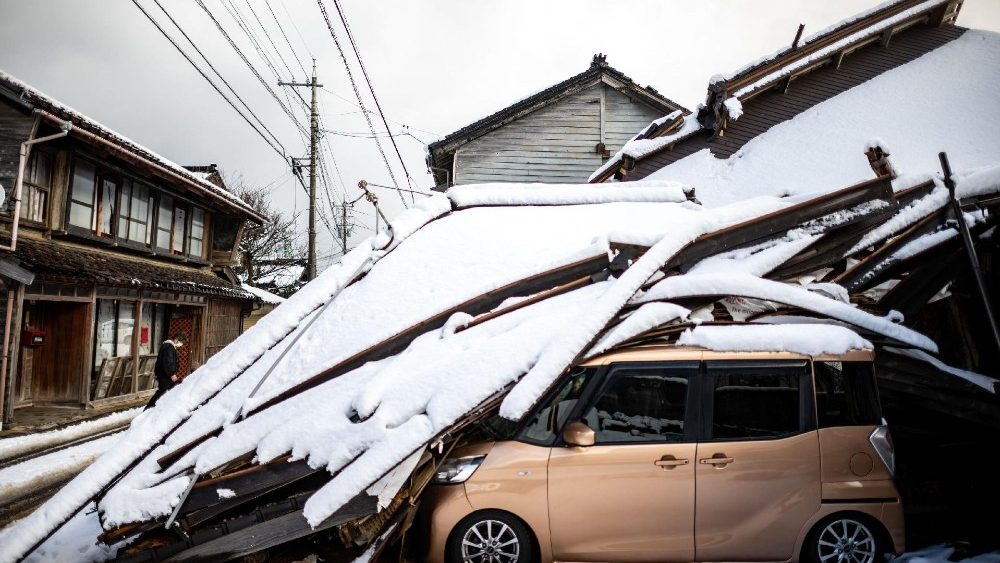 Carro danificado após o colapso de construção no centro de Shika, distrito de Hakul. (Photo by Philip Fong/AFP)