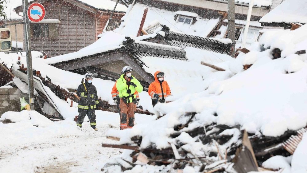 Japão, esforços de socorro estão em andamento nas áreas atingidas pelo terremoto de 1º de janeiro. (Photo by JIJI Press / AFP) 
