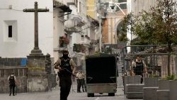 Forças de segurança equatorianas patrulham a área em torno da praça principal e do palácio presidencial (AFP)