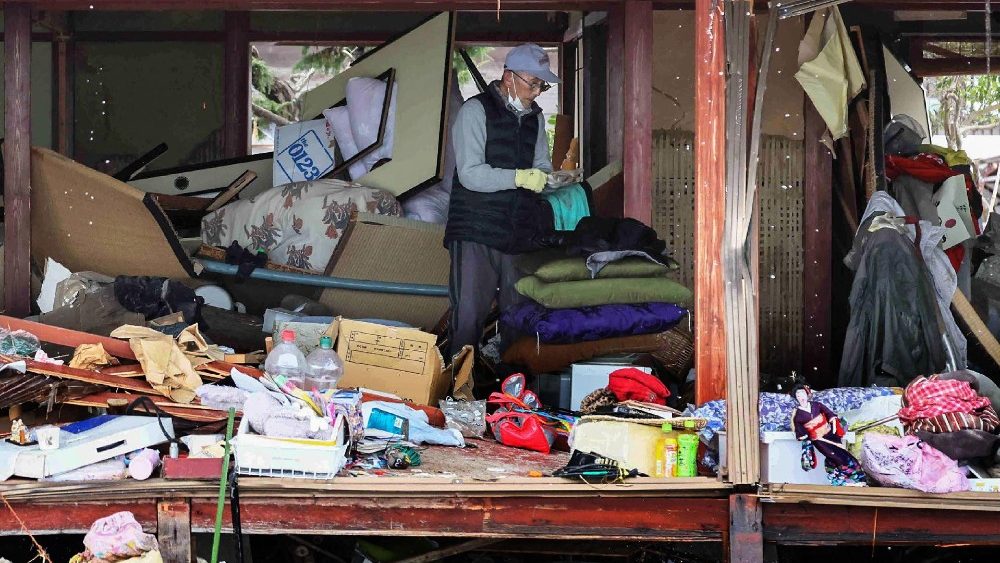 Esta foto tirada em 9 de janeiro de 2024 mostra um morador limpando sua casa depois que ela foi danificada pelo tsunami, perto da cidade atingida pelo desastre de Noto, província de Ishikawa.  (Photo by JIJI Press / AFP) 