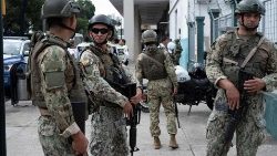 Soldados em Guayaquil. Estado de emergência está em vigor no Equador (AFP)