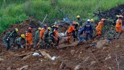 Operaciones de rescate tras el derrumbe de una montaña en una carretera que conecta Medellín con el Departamento de Chocó, en Colombia
