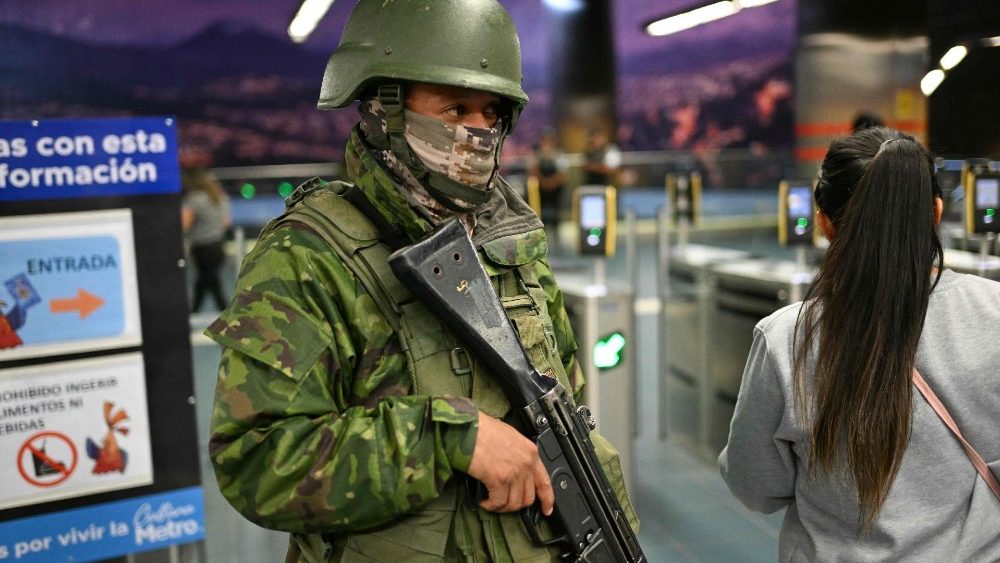 Soldado em Quito. Estado de emergência está em vigor no Equador (AFP)