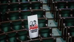 Ein Plakat mit der Aufschrift "Solidarität mit Kaminski und Wasik" im Plenarsaal des polnischen Parlaments