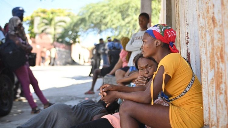 Brennende Straßenbarrikaden und offene Gewalt zwingen die Anwohner, sich in Sicherheit zu bringen