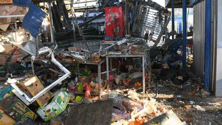 Esta fotografia tirada em 21 de janeiro de 2024, mostra destruição em mercado na cidade de Donetsk, controlada pela Rússia, em consequência de um ataque com mísseis. (Foto de STRINGER / AFP)