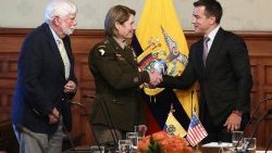 Ecuadors Präsident schüttelt Gen. Laura Richardson die Hand, links im Bild der US-Präsidentenberater Chris Dodd