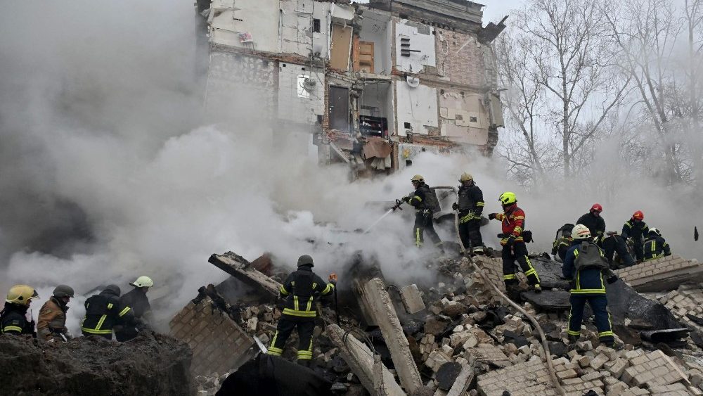 Bombeiros ucranianos e equipes de resgate removem destroços no local de um ataque com mísseis em Kharkiv em 23 de janeiro de 2024. Dezenas de pessoas ficaram feridas e duas mortas após uma barragem aérea noturna das forças russas visando a capital ucraniana, Kiev, e a segunda maior cidade, Kharkiv. , disseram autoridades em 23 de janeiro de 2024. (Foto de SERGEY BOBOK / AFP)