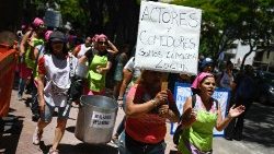 Frauen aus sozialen Organisationen demonstrieren vor der Präsidentenresidenz in Olivos, Provinz Buenos Aires, gegen das Megadekret und die Wirtschaftsmaßnahmen der Regierung von Präsident Javier Milei.