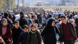 Palästinenser flüchten mit ihren Habseligkeiten aus Khan Yunis