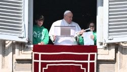 I due ragazzi di Azione Cattolica accanto al Papa per l'Angelus