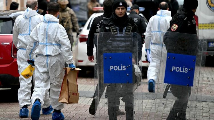 Policiais forenses turcos seguram caixas enquanto caminham em frente à igreja de Santa Maria após um ataque, em Istambul, em 28 de janeiro de 2024. Dois agressores lançaram um ataque armado a uma igreja italiana em Istambul durante uma cerimônia religiosa em 28 de janeiro de 2024, deixando uma pessoa morta, disse o ministro do Interior da Turquia. (Foto de OZAN KOSE/AFP)