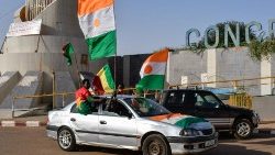 Des partisans de l'Alliance des États du Sahel (AES) célèbrent le départ du Mali, du Burkina Faso et du Niger de la Communauté économique des états de l'Afrique de l'Ouest, à Niamey le 28 janvier 2024.
