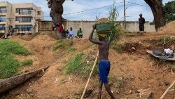 Ein Junge schleppt Sand für die Bauindustrie, Zentralafrikanische Republik