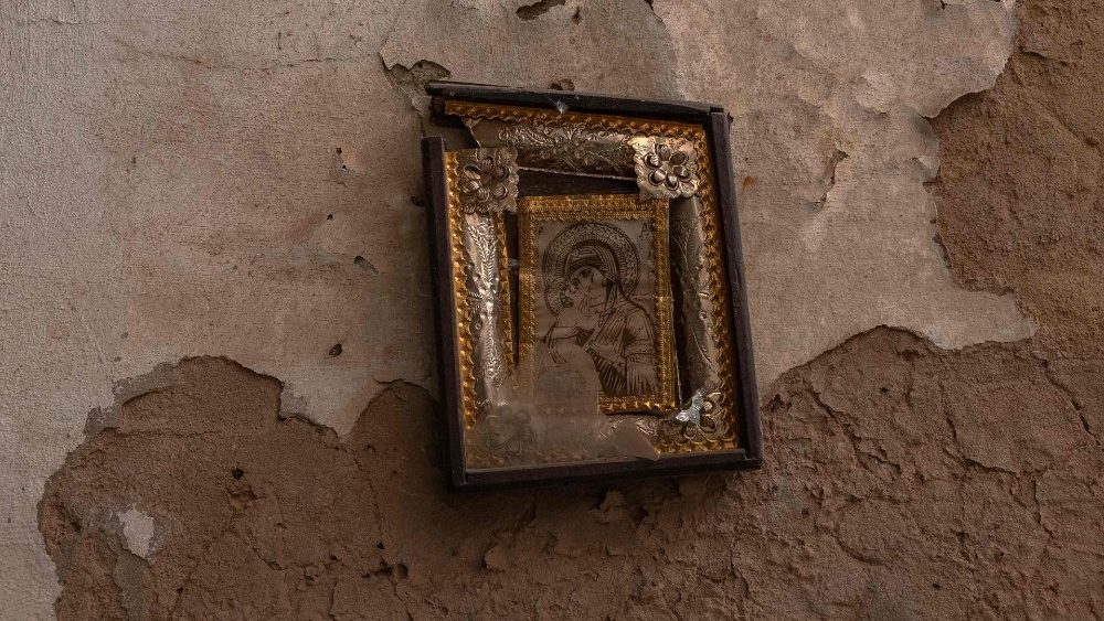 Esta fotografia, tirada em 1 de fevereiro de 2024, mostra um ícone religioso em uma igreja danificada, que foi usada pelas tropas russas como hospital improvisado, na vila de Mala Komyshuvakha, região de Kharkiv, durante a invasão russa da Ucrânia. (Foto de Roman PILIPEY / AFP)