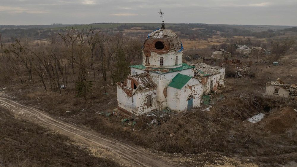 Esta fotografia aérea, tirada em 1 de fevereiro de 2024, mostra uma igreja bastante danificada, que foi usada pelas tropas russas como hospital improvisado, na aldeia de Mala Komyshuvakha, região de Kharkiv, durante a invasão da Ucrânia pela Rússia. (Foto de Roman PILIPEY / AFP)