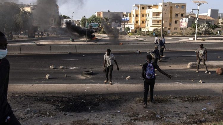 Ausschreitungen in der Haupstadt Dakar nach der Verschiebung der Präsidentschaftswahl