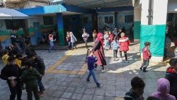 Un gruppo di bambini in una scuola gestita dall'UNRWA nel campo di Mar Elias per i rifugiati palestinesi a Beirut, Libano