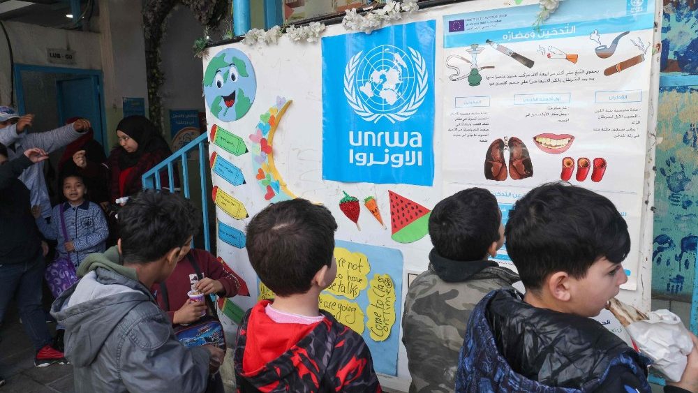 Crianças em escola da Agência das Nações Unidas de Assistência aos Refugiados da Palestina no Próximo Oriente em Beiture (Photo by Anwar Amro/AFP)