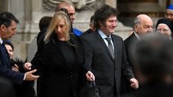 El Presidente de Argentina, Javier Milei, junto a su hermana, Karina Milei, durante la Misa de canonización de Mama Antula.