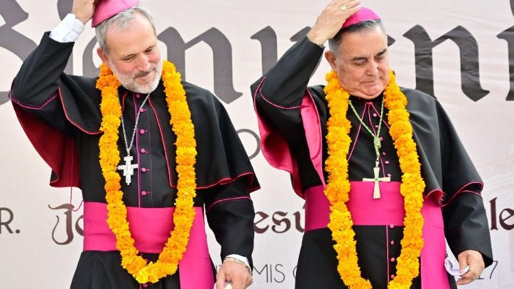 Bischof José de Jesús González Hernández links neben seinem Vorgänger Salvador Rangel Mendoza