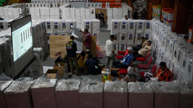 Mitglieder der Allgemeinen Wahlkommission bei der Stimmauszählung