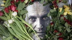 Des fleurs posées sur le portrait d'Alexeï Navalny en face de l'ancien consulat russe de Francfort-sur-le-Main en Allemagne, le 19 février 2024.