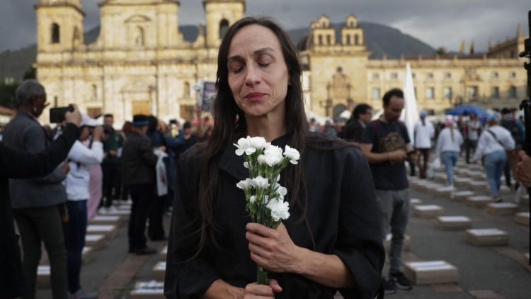 Manifesta&ccedil;&atilde;o contra assassinatos de signat&aacute;rios do acordo de paz e l&iacute;deres sociais em Bogot&aacute;, em 20/02/2024