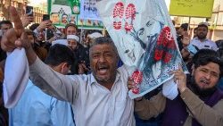 Radikale Demonstranten halten ein blutbeflecktes Bild des Gründers der Ahmadiya, Mirza Ghulam Ahmad Qadiani, hoch