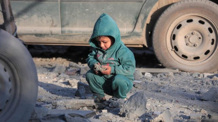 Ein palästinensisches Kind sitzt in den Trümmern einer Moschee, die bei israelischen Angriffen in Deir El-Balah im Zentrum des Gazastreifens zerstört wurde, am 2. März 2024, inmitten der anhaltenden Kämpfe zwischen Israel und der militanten Gruppe Hamas. (Foto: AFP)