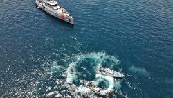 Vista aérea que muestra a miembros de la Armada de Ecuador preparándose para realizar un ejercicio a bordo del buque Isla Isabela en el mar frente a la isla San Cristóbal en las Islas Galápagos, Ecuador, el 4 de marzo de 2024.