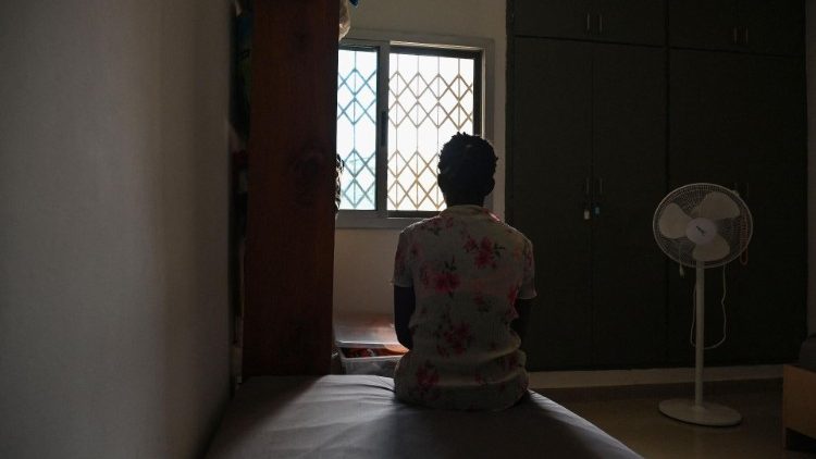 Symbolbild: Frau in einem vergitterten Raum