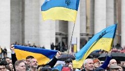 Pielgrzymi z flagami Ukrainy na Placu św. Piotra, 10 marca 2024 r.