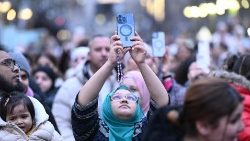 Zum Ramadan wurde in Frankfurt im März 2025 erstmals eine Straße beleuchtet, viele machten Fotos