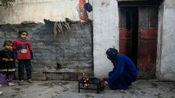 Kobieta zabierająca się za gotowanie w północno-zachodniej prowincji Hasace w Syrii, marzec 2024 r.