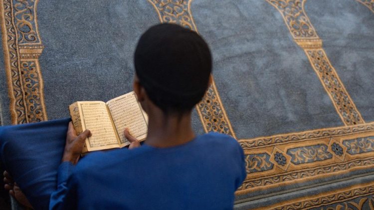 एक मुस्लिम भक्त कुरान का पाठ करते हुए