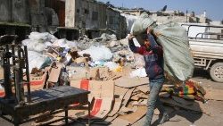 Saleh, 13 ans, recycle du papier à Idleb, dans le Nord-ouest de la Syrie, le 14 mars 2024. 