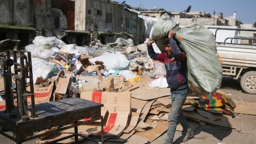 Saleh, 13 ans, recycle du papier à Idleb, dans le Nord-ouest de la Syrie, le 14 mars 2024. 
