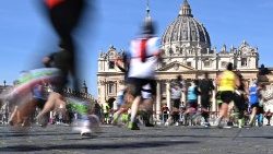 Läufer beim Rom -Marathon am 17. März 2024, der auch am Petersplatz vorbei führte - Papst Franziskus grüßte alle Sportle bei seinem Mittagsgebet dort