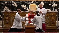 コルデス枢機卿の葬儀で告別の祈りを行う教皇フランシスコ　2024年3月19日　バチカン・聖ペトロ大聖堂