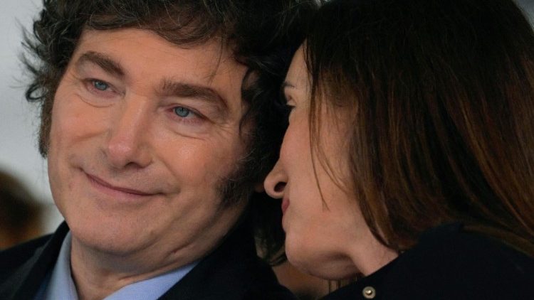 Der argentinische Präsident Javier Milei (links) und die argentinische Vizepräsidentin Victoria Villarruel (rechts) bei einem gemeinsamen Termin in Buenos Aires am 18. März 2024