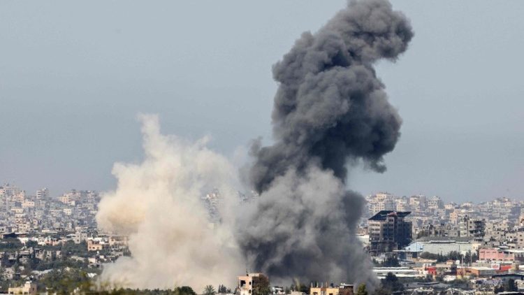 Esta imagen desde la frontera sur de Israel con la Franja de Gaza muestra nubes de humo en el territorio palestino este 27 de marzo